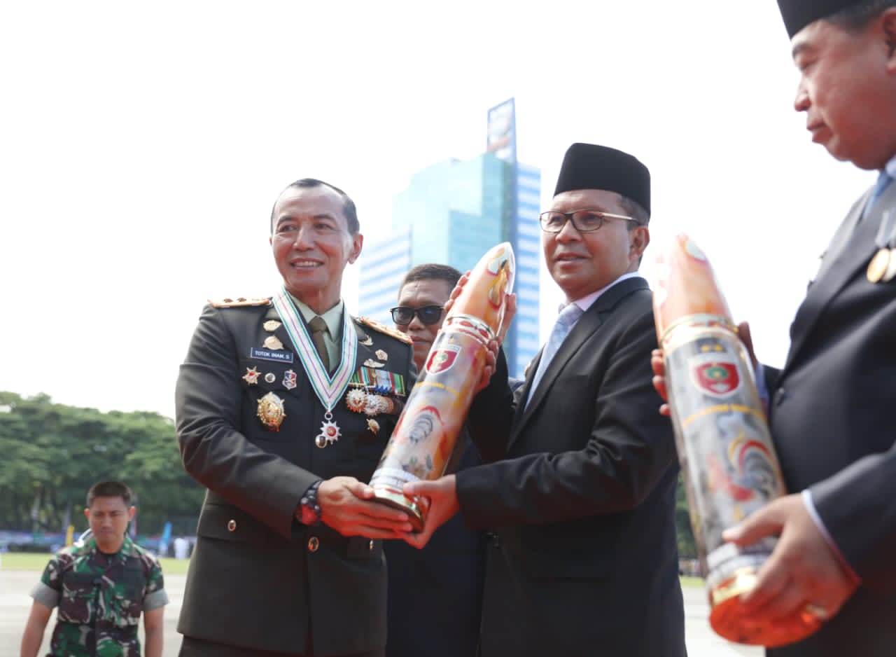 Danny Pomanto Saksikan Parade Alusista di Upacara HUT ke- 77 Tahun TNI